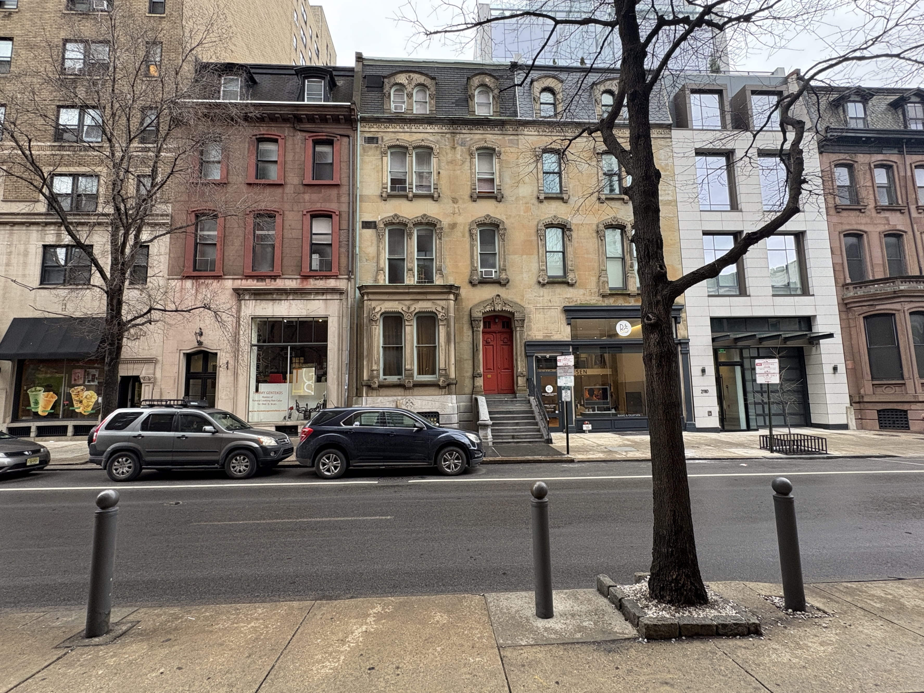 A street vie of buildings on 21st and Walnut streets in Philadelphia.
