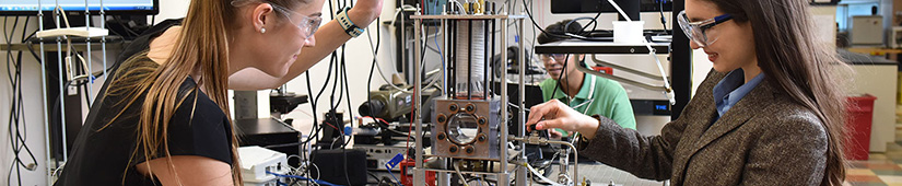 Students working in mechanical engineering lab