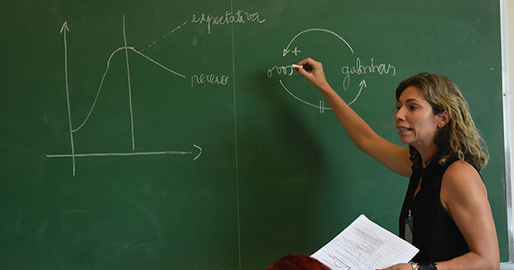 Leticia Cardoso of SALURBAL and FIOCRUZ leads the group at the workshop.