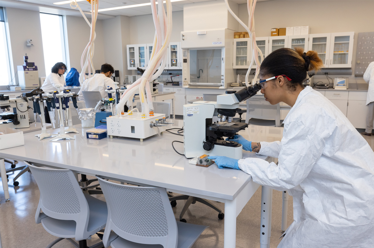 Drexel students working in a lab.