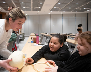 Drexel Medicine student teaching children about anatomy.