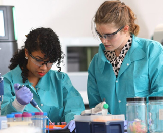 Graduate students in laboratory at 德雷塞尔大学医学院.